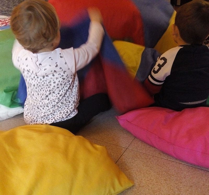 i bambini mentre giocano con i cuscini al nido