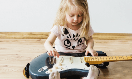 una bambina con la chitarra